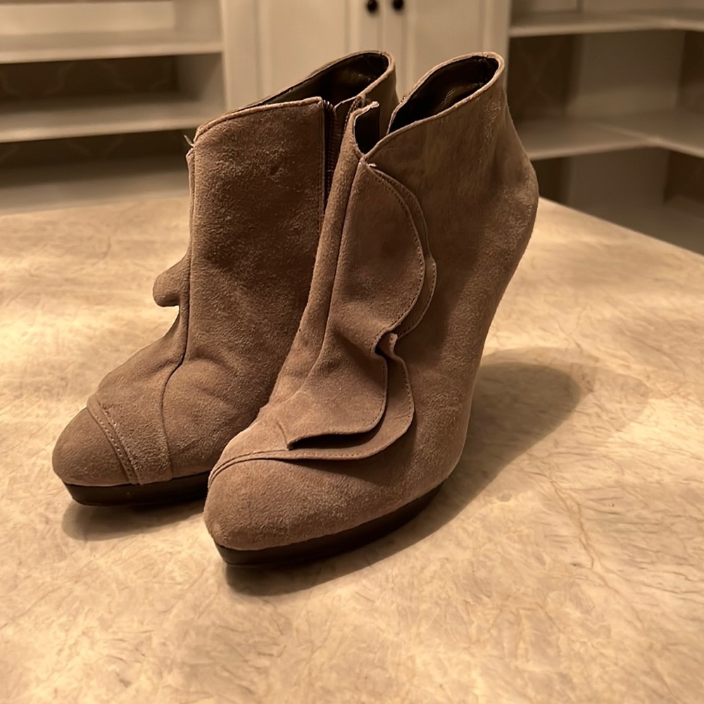 Womens Banana Republic Side Zip Suede Ankle Boots With Ruffle Detail Size 8M